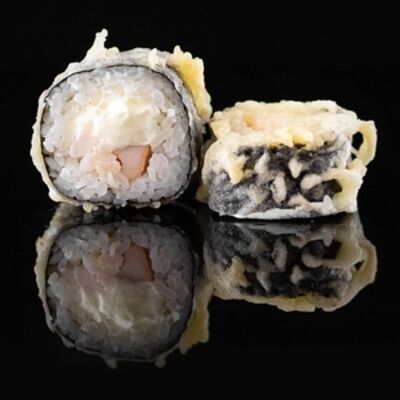 Темпура ролл с копченой курицей и сыром в City Roll по цене 327 ₽