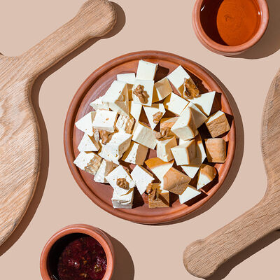 Сырная тарелка в Хачапури и вино по цене 536 ₽