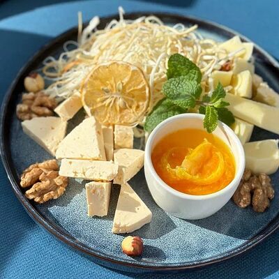 Кавказские сыры с мандариновым вареньем в Adriatica по цене 890 ₽