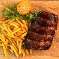 Свиные рёбрышки в соусе Барбекю с кукурузой гриль и картофелем фри в Penates