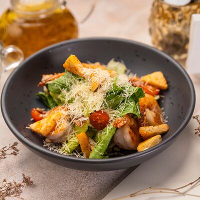 Салат Цезарь с креветками в Абрамовъ по цене 1180 ₽