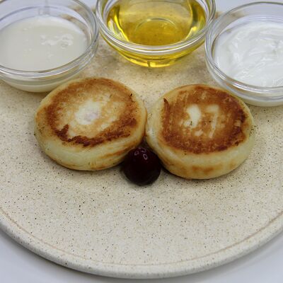 Сырники с вишнёвым джемом в Шашлычок Vtandire по цене 155 ₽