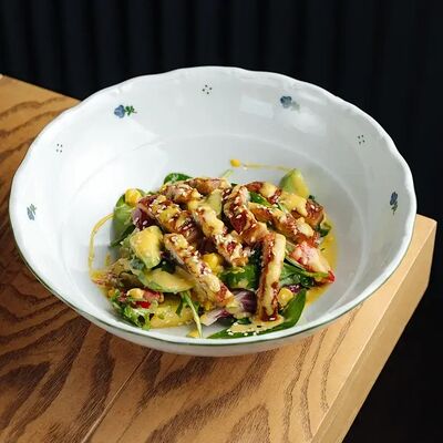 Салат с копченым угрём, манго и авокадо в Мона по цене 1190 ₽