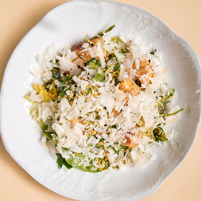 Наш Цезарь с курочкой, гренками и пармезаном в Kalabasa по цене 1238 ₽