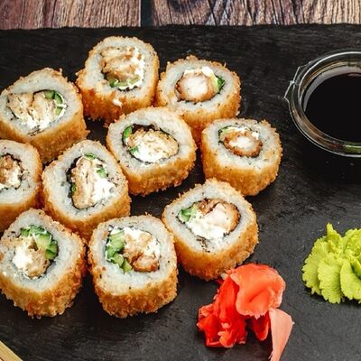 Горячий Ролл с Курицейв SushiMania по цене 880 ₽