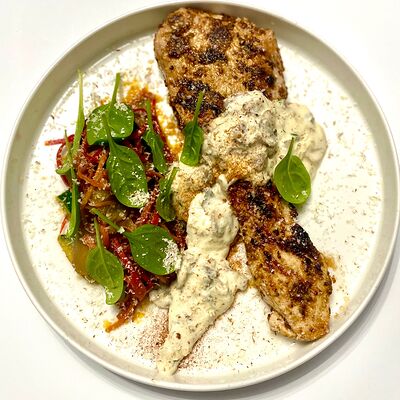 Пастрами из индейки на гриле со шпинатом в Дуэты по цене 720 ₽