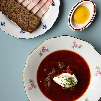 Борщ с томлеными щечками в Pioner по цене 690 ₽