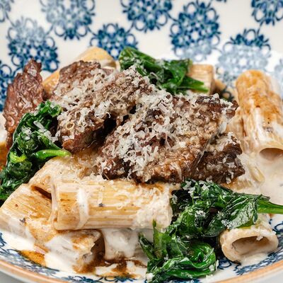 Ригатони с говяжьей щёчкой в грибном соусе в SAGA по цене 660 ₽