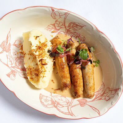 Куриные колбаски с пюре и соусом белый перец в Бистро Рыба Мечты по цене 790 ₽