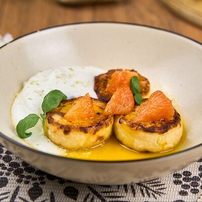 Сырники с грейпфрутом и кокосовой сгущенкой в Белок по цене 670 ₽