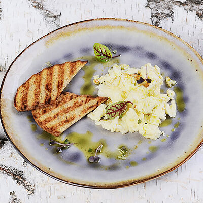 Скрембл на сливках с миксом салатов и черри в ФедяДичь по цене 370 ₽