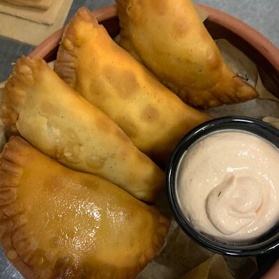 Чебуреки классическиев Русский паб по цене 420 ₽