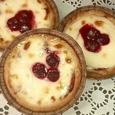 Сметанник (песочный) с вишней в Настоящая пекарня по цене 120 ₽