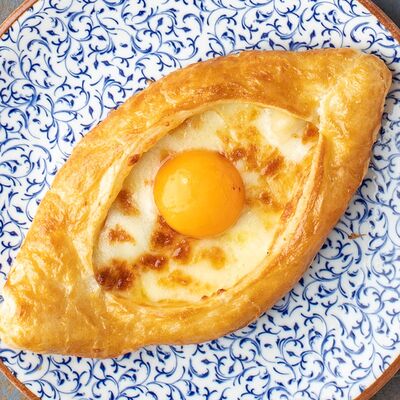 Хачапури по-аджарски из слоеного теста в Айва по цене 680 ₽