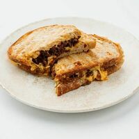 Горячий сэндвич с рваной томленой говяжьей щекойв Breadish