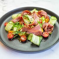 Салат с брискетом из говядины, свежими овощами и печеным картофелем в The Brasserie