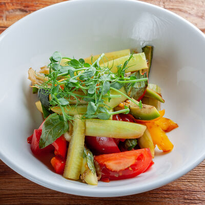 Салат из свежих и тушеных овощей в Болоньетта по цене 670 ₽
