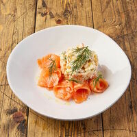 Салат оливье со слабосоленым лососем в Сыроварня