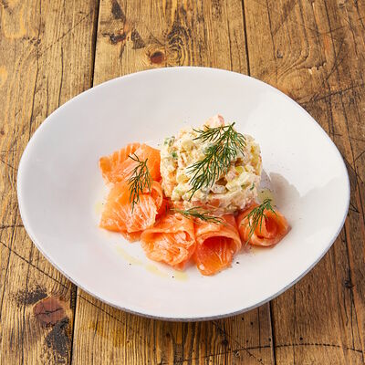 Салат оливье со слабосоленым лососем в Сыроварня по цене 1190 ₽