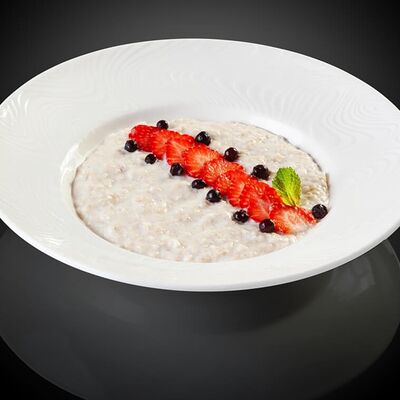 Каша овсяная с ягодами в Восточный экспресс по цене 179 ₽