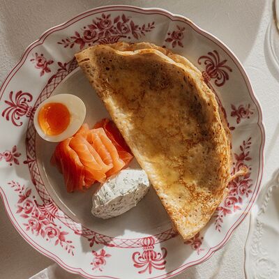 Блины Креспелле с лососем, крем-сыром и яйцом в Salone pasta & bar по цене 990 ₽