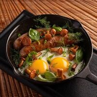 Яичница с куриной сосиской и сезонными грибами в Горыныч