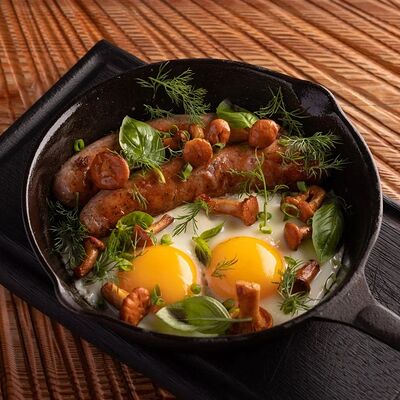 Яичница с куриной сосиской и сезонными грибами в Горыныч по цене 790 ₽