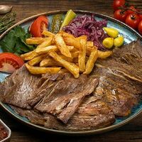 Донер из говядины на тарелке с картофелем фри в Istanbul Kebab