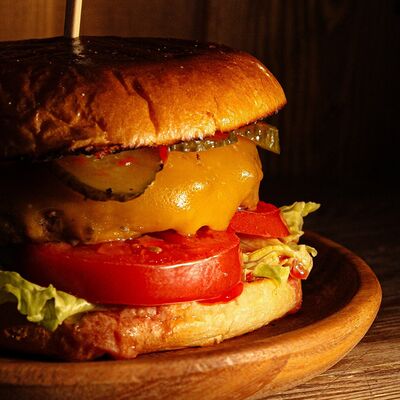 Чизбургер в Бар Кухня по цене 720 ₽