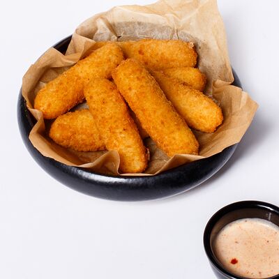 Сырные палочки с сырным соусом в Уголь по цене 590 ₽