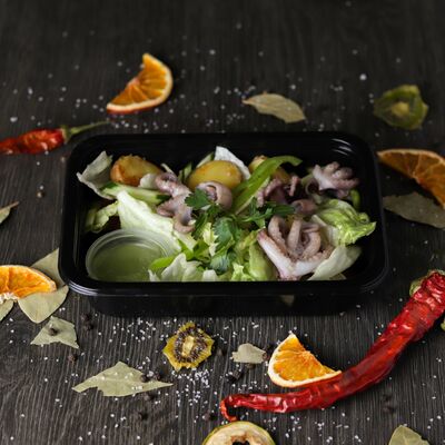 Зеленый салат с осьминогом, картофелем ратэ и соусом Песто из свежих трав в Кафе RSC по цене 450 ₽