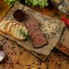 Ростбиф с маринованным луком и фирменным соусом в Бато Хинкали по цене 988