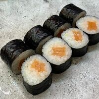 Ролл с лососем в Fenix Sushi