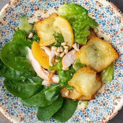 Салат с копченой курицей, айвой и сыром Халуми в Айва по цене 620 ₽