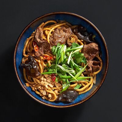 Яичная лапша с говядиной в остром соусе гун бао в Inwok по цене 590 ₽