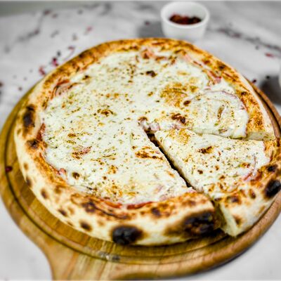 Пицца Карбонара (30 см) в Restobar Первый & Ресторан доставки Личный повар по цене 829 ₽