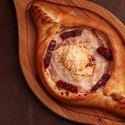 Ачарули с беконом и вялеными томатами в Хачапури и Вино по цене 704 ₽