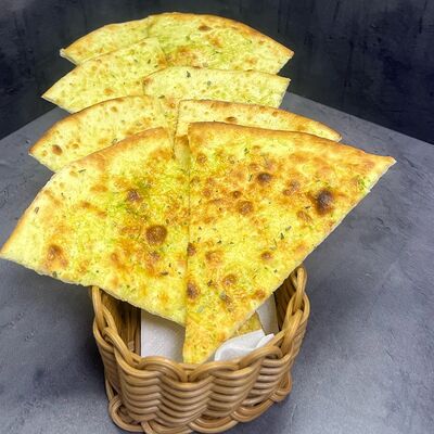 Фокачча с соусом песто и сыром пармезанв Лось Лосось по цене 400 ₽