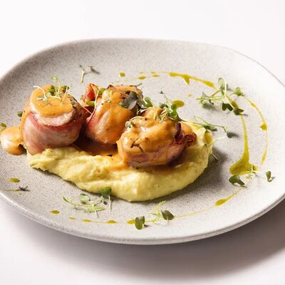 Свиные медальоны в беконе сл сливочно-горчичным соусом в Союз-центр по цене 700 ₽