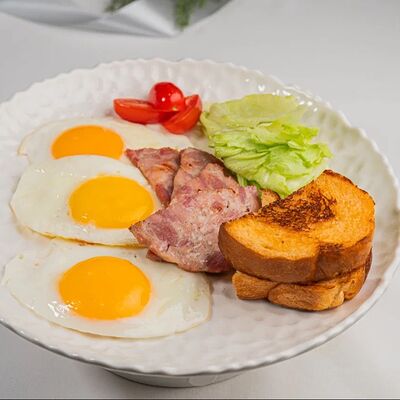 Яичница глазунья с ветчиной в Та самая на Хмельницкого по цене 459 ₽