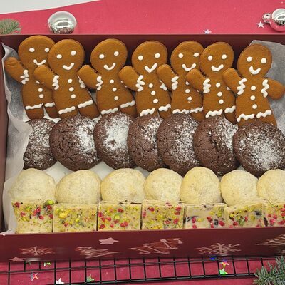 Новогодний набор печенья и сладостей (фадж, имбирные пряники, шоколадное и песочное печенье) (размер L) в Cosmo Сakery по цене 2400 ₽