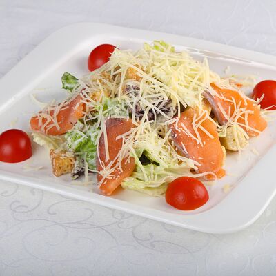 Салат Цезарь с лососем в Мансарда по цене 700 ₽