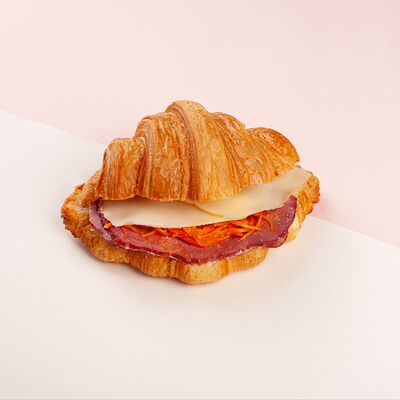 Круассан с говядиной, сыром и корейской морковьюв Кекслав по цене 410 ₽