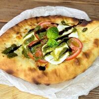 Лодочка Капрезе в Farina Pizza