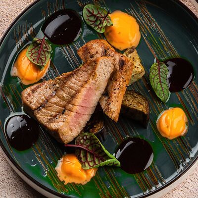 Стейк из тунца в Омар Хайям Европа и Азия по цене 800 ₽