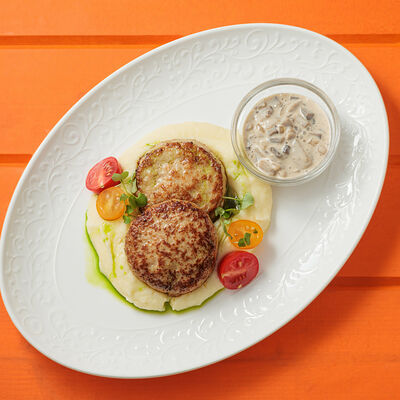 Котлеты из курицы с картофельным пюре и грибным соусом в Сорренто by Novikov по цене 790 ₽