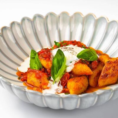 Ньокки в соусе аррабиата со страчателлой в Osteria Amici по цене 970 ₽