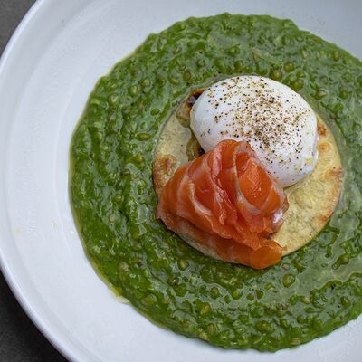 Зелёная гречка со шпинатом, пармезаном и лососем в 321 Club by Novikov по цене 750