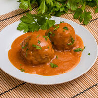 Тефтели мясные, тушенные в соусе в Бон аппетит