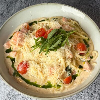 Паста с форелью и шпинатом в сливочном соусе в Кофетоп по цене 800 ₽